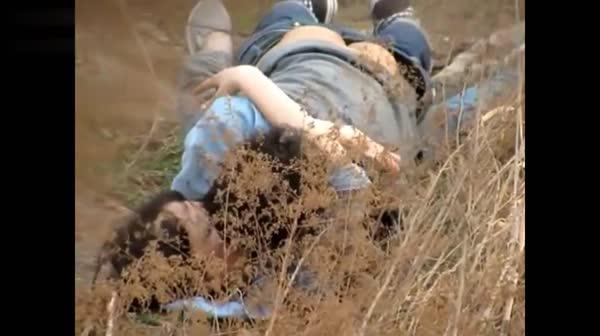 网曝不雅门事件，西安桃花潭公园两学生情侣荒草掩护席地野战，干完用纸巾擦一擦